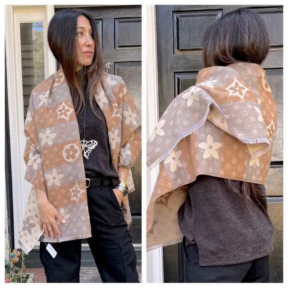 FABULOUS REVERSIBLE SCARF POSH LIVE LISTING - Picture 2 of 6